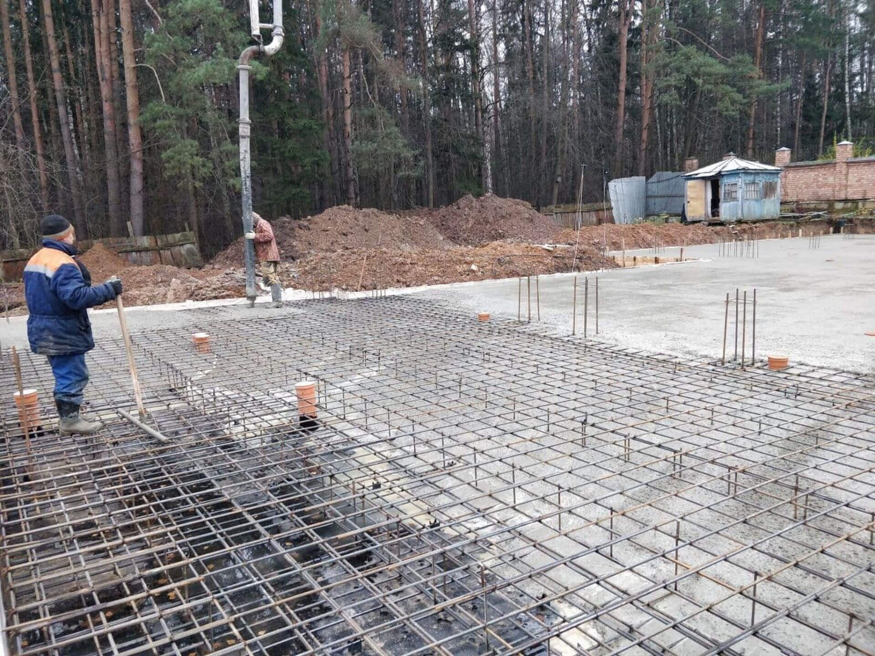Производится бетонирование фундаментной плиты.